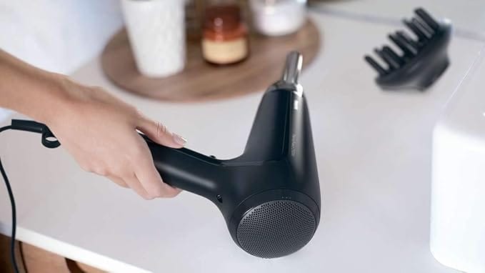 Philips ThermoProtect Hairdryer, 2100w, Cool Shot, Slim Styling Nozzle, 6 Speed and Temperature Settings, 3-Pin, HP8230/03. - Image 2